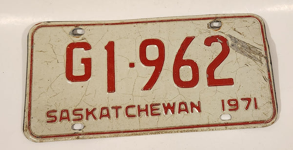 Vintage 1971 Saskatchewan Government Vehicle Red Lettering White Vehicle License Plate Metal Tag G 1 962