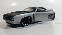 2006 Hot Wheels '71 Plymouth Barracuda Silver Grey and Black 1/24 Scale Die Cast Toy Muscle Car Vehicle