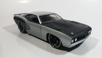 2006 Hot Wheels '71 Plymouth Barracuda Silver Grey and Black 1/24 Scale Die Cast Toy Muscle Car Vehicle