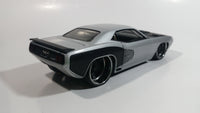 2006 Hot Wheels '71 Plymouth Barracuda Silver Grey and Black 1/24 Scale Die Cast Toy Muscle Car Vehicle