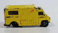 1997 Hot Wheels Rescue Squad American Ambulance Yellow Die Cast Toy Car Emergency Paramedics Rescue Vehicle 3SP