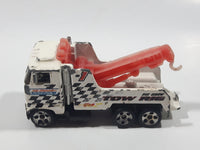 1998 Hot Wheels Rig Wrecker White Tow Truck Die Cast Toy Car Vehicle